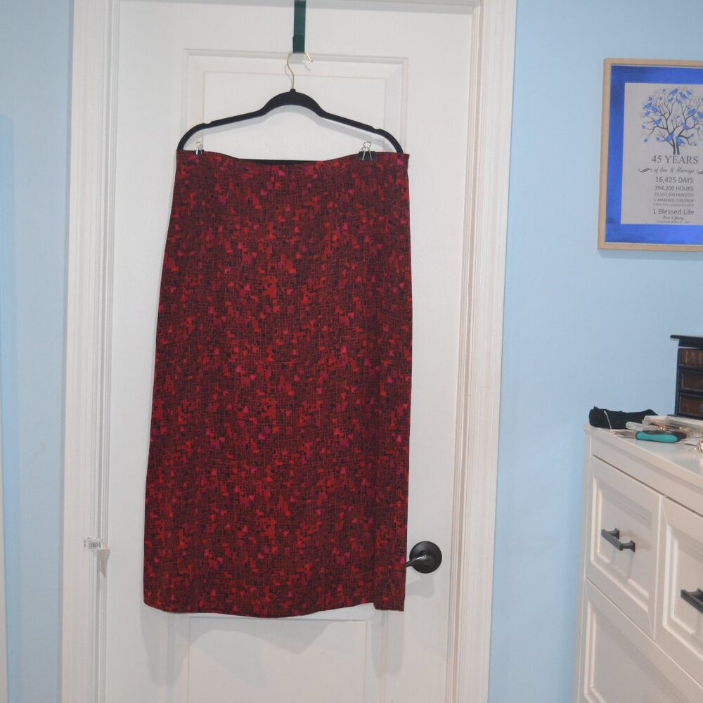 Sag Harbor Skirt SIze XL. Interlocking red and black shapes